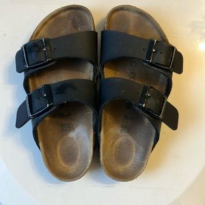 Birkenstock arizona sandals 28 (kids 10- 10 1/2)